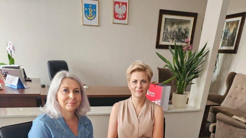 Burmistrz Joanna Kaznowska i skarbnik gminy Olga Matyjasik