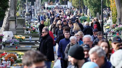 Lublinianie tłumnie ruszyli na groby