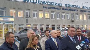 Przemysław Czarnek i przedstawiciele PiS pod Wojewódzkim Szpitalem Specjalistycznym im. Stefana Kardynała Wyszyńskiego w Lublinie
