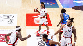 Elijah Hawkins (z piłką) zdobył 16 pkt