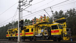 W Puławach trwa naprawa sieci trakcyjnej nad torami po niedzielnym incydencie