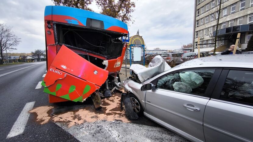 Pijany kierowca uderzył w autobus komunikacji miejskiej