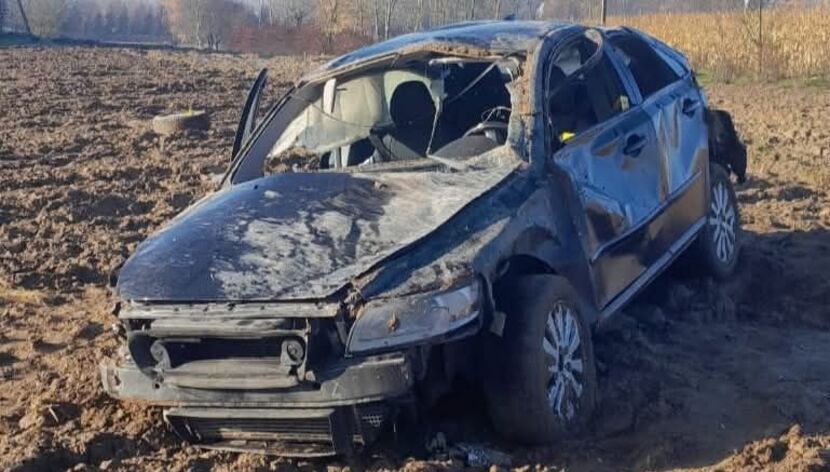 Zapukała o trzeciej nad ranem. Tajemnicza kobieta i volvo na polu