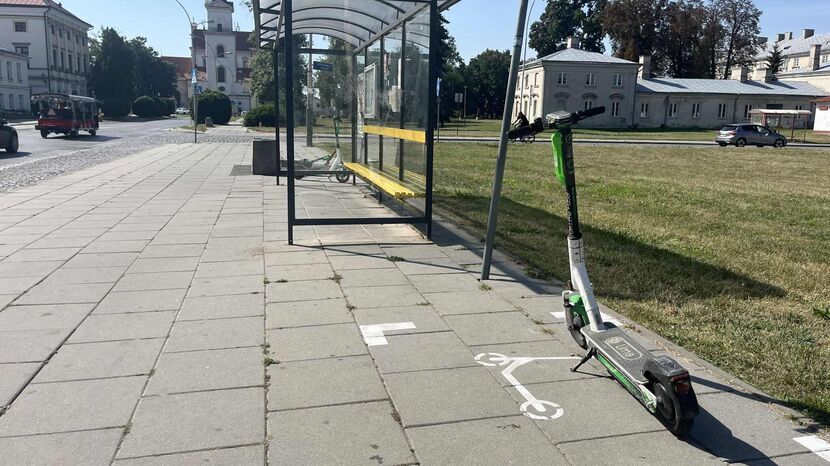 Hulajnoga elektryczna zaparkowana w wyznaczonym miejscu przy ul. Akademickiej w Zamościu