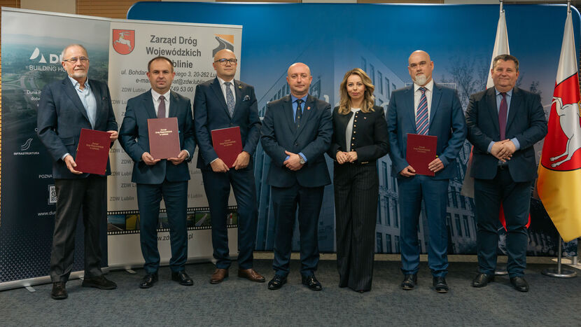 W uroczystości podpisania umów udział wziął Piotr Breś – wicemarszałek województwa lubelskiego, Magdalena Filipek-Sobczak – poseł na Sejm RP, Paweł Szumera – dyrektor Zarządu Dróg Wojewódzkich w Lublinie, Krzysztof Kozieł – zastępca dyrektora ds. administracyjnych ZDW w Lublinie, Arkadiusz Mikulicki – dyrektor Pionu Produkcji Duna Polska S.A., Zdzisław Adam Wojtaszek – prezes WOD-BUD Sp. z o.o. oraz Marcin Dubiel – prezes Komunalnego Przedsiębiorstwa Robót Drogowych Sp. z o.o.