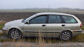 Kierowca porzucił volvo na polnej drodze i zaczął uciekać pieszo