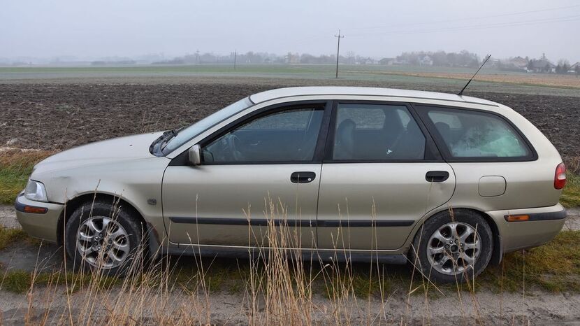 Kierowca porzucił volvo na polnej drodze i zaczął uciekać pieszo