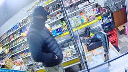 Zdjęcie z monitoringu, na którym widać sprawcę wójt Piotr Kazimierski opublikował w mediach społecznościowych