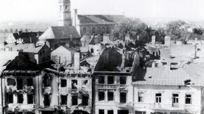 Kamienice przy ulicy Królewskiej nr 1‒3 zniszczone w trakcie walk o Lublin w lipcu 1944 r. w wyniku potyczki między sowieckimi i niemieckimi czołgami (autor nieznany, zbiory APL)