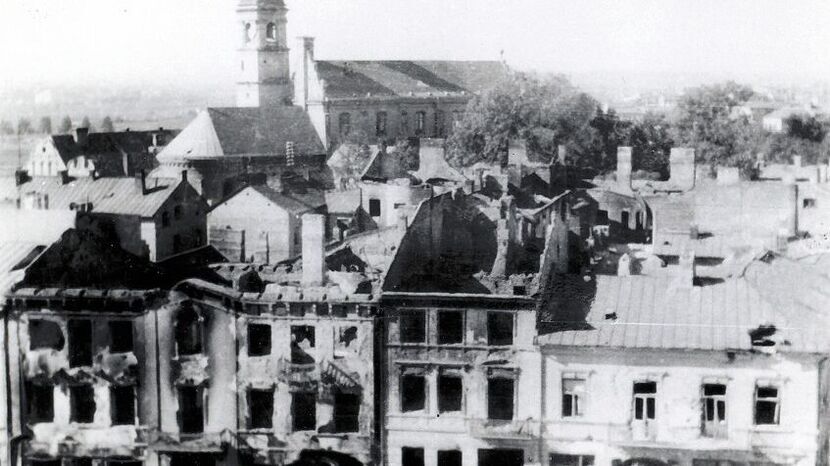 Kamienice przy ulicy Królewskiej nr 1‒3 zniszczone w trakcie walk o Lublin w lipcu 1944 r. w wyniku potyczki między sowieckimi i niemieckimi czołgami (autor nieznany, zbiory APL)