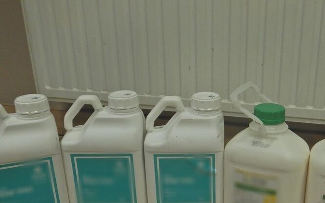 Zamiast chronić, mogą szkodzić. Lublin: 140 litrów nielegalnych pestycydów zatrzymanych